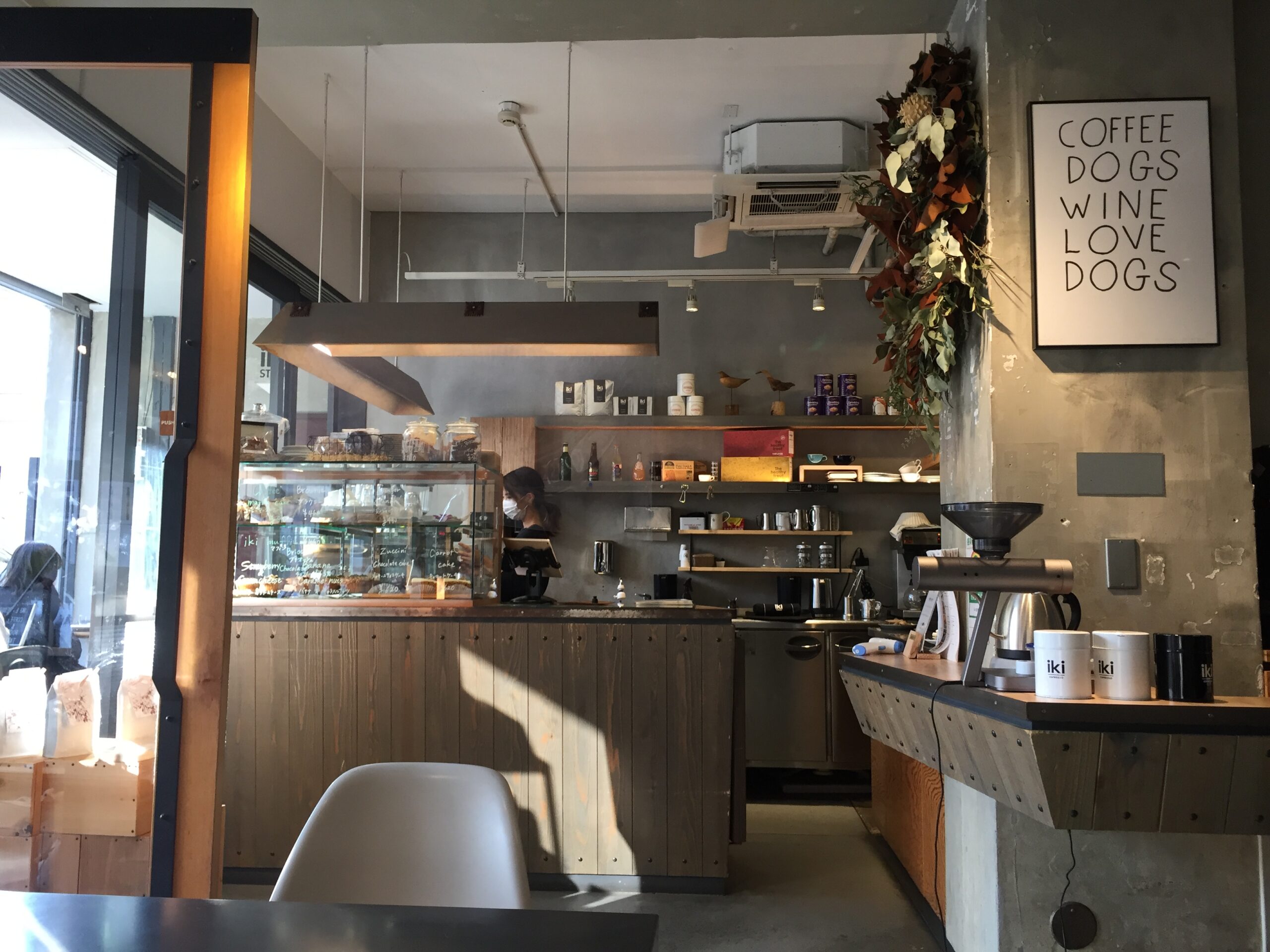 雰囲気の良いカフェの店内画像