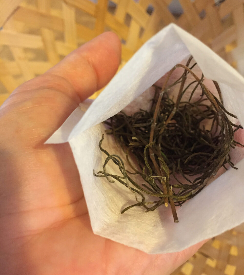 お茶パックに乾燥ハーブを詰める写真